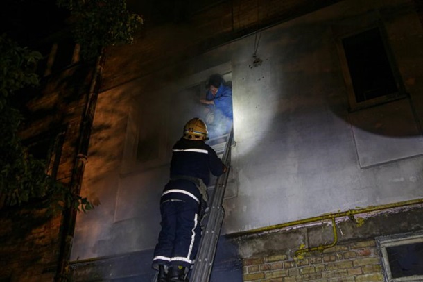Займання сталося в квартирі чоловіка, який раніше неодноразово підпалював своє житло. Рятувальники евакуювали 33 людини, одна жінка померла.