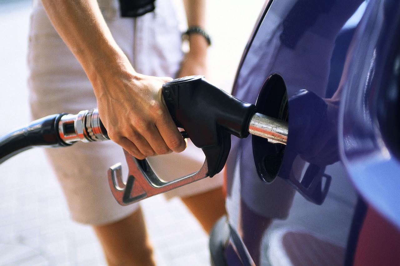 Цены на топливо могут вырасти еще больше в ближайшее время. Так считают эксперты и советуют заранее залить полные баки.
