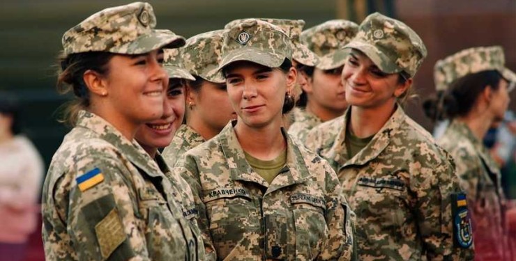 Заступниця міністра оборони Ганна Маляр наголосила, що жінки інших спеціальностей можуть стати на військовий облік добровільно, а виїжджати за кордон не буде заборонено.