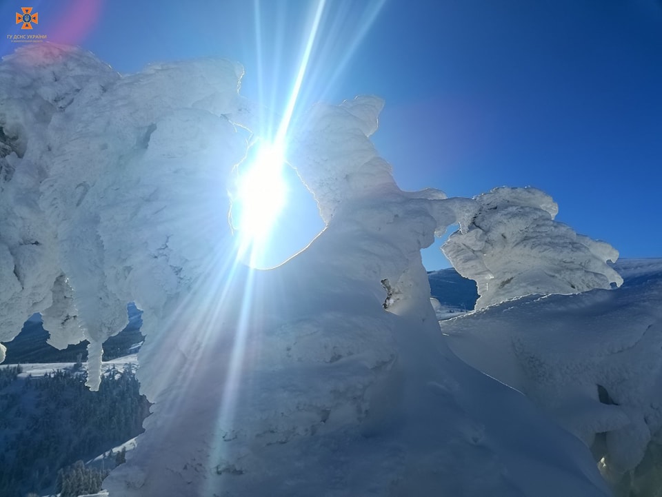 Під 15-ти сантиметровою товщею снігу ховається льодяна кірка, через що збільшується ризик сходження лавини