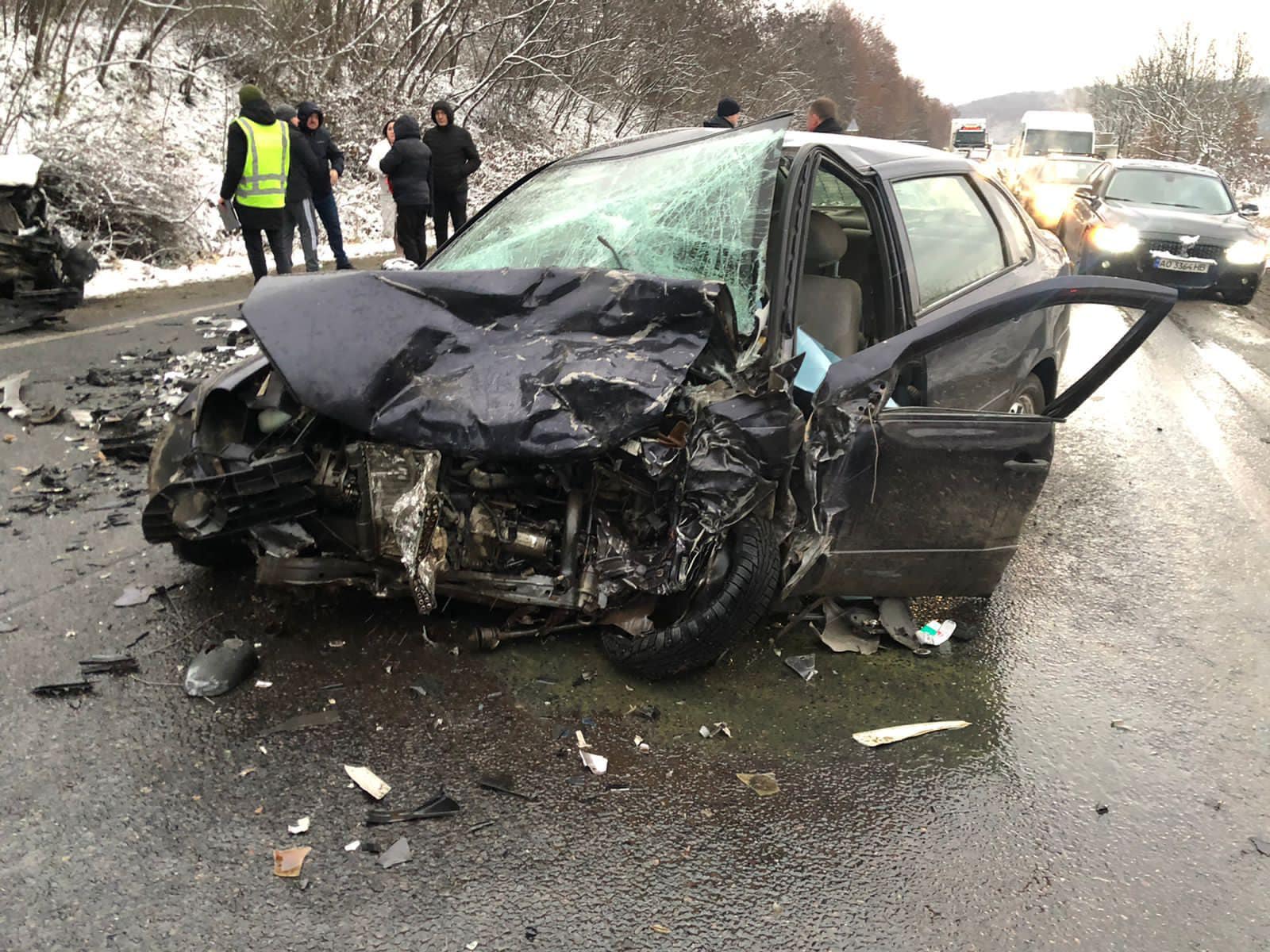 Вчора, 12 грудня, близько 14-ої години на виїзді з міста Мукачево по вулиці Томаша Масарика трапилася смертельна дорожньо-транспортна пригода за участі трьох автівок – LADA, Merсedes та КIA.