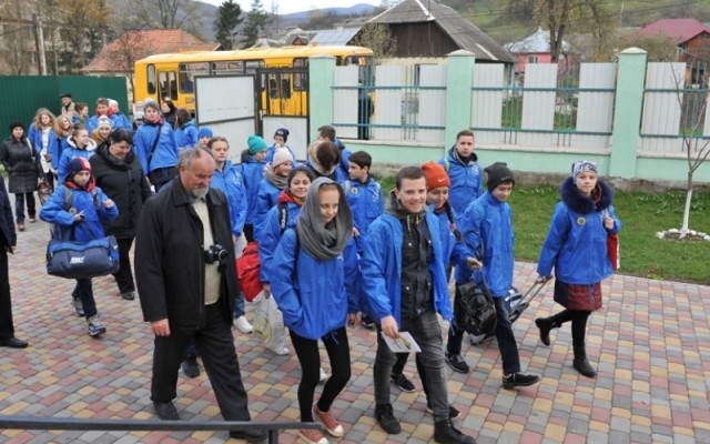 У селі Нижні Ворота, що на Воловеччині, відпочивають 30 учнів загальноосвітніх навчальних закладів Донецької області.