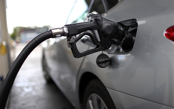За вихідні на деяких мережах автозаправних станцій збільшилися ціни на бензин і дизель. В середньому, паливо подорожчало на 10 - 56 копійок за літр.
