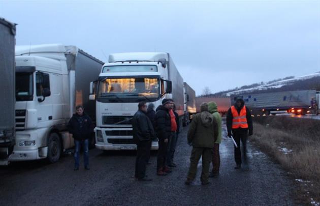 На територію України повернулися близько 1,5 тисячі українських вантажівок, які були заблоковані в Росії і країнах Азії внаслідок введеної Росією заборони на транзит українського автотранспорту.