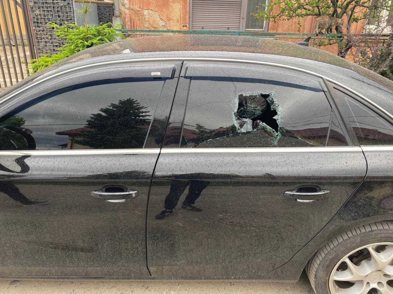 В Ужгороді невідомі розбили вікно автівки.