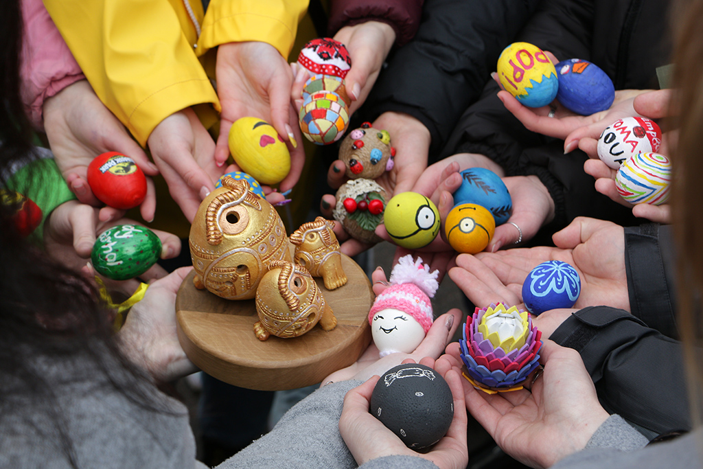 Перед Пасхой в Ужгороде Закарпатский туристический совет провел арт-мероприятие и подарил необычные пасхальные яйца возле мини-скульптуры Энди Уорхола на площади Чупанацкой.
