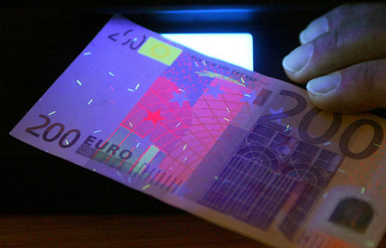 Правоохоронці встановили, що 27-річний закарпатець причетний до збуту підроблених банкнот номіналом 200 Євро. Фальшиві купюри зловмисник намагався збути у Львові, обмінюючи їх на національну валюту.