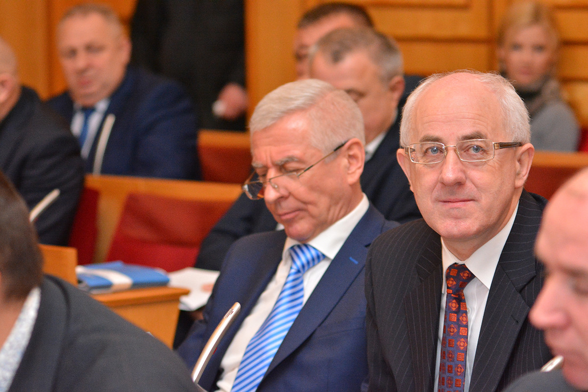 Головуючий на другій сесії облради Михайло Рівіс озвучив понад 40 депутатських запитів, які стосувалися назрілих та актуальних проблем у самоврядних територіях краю.