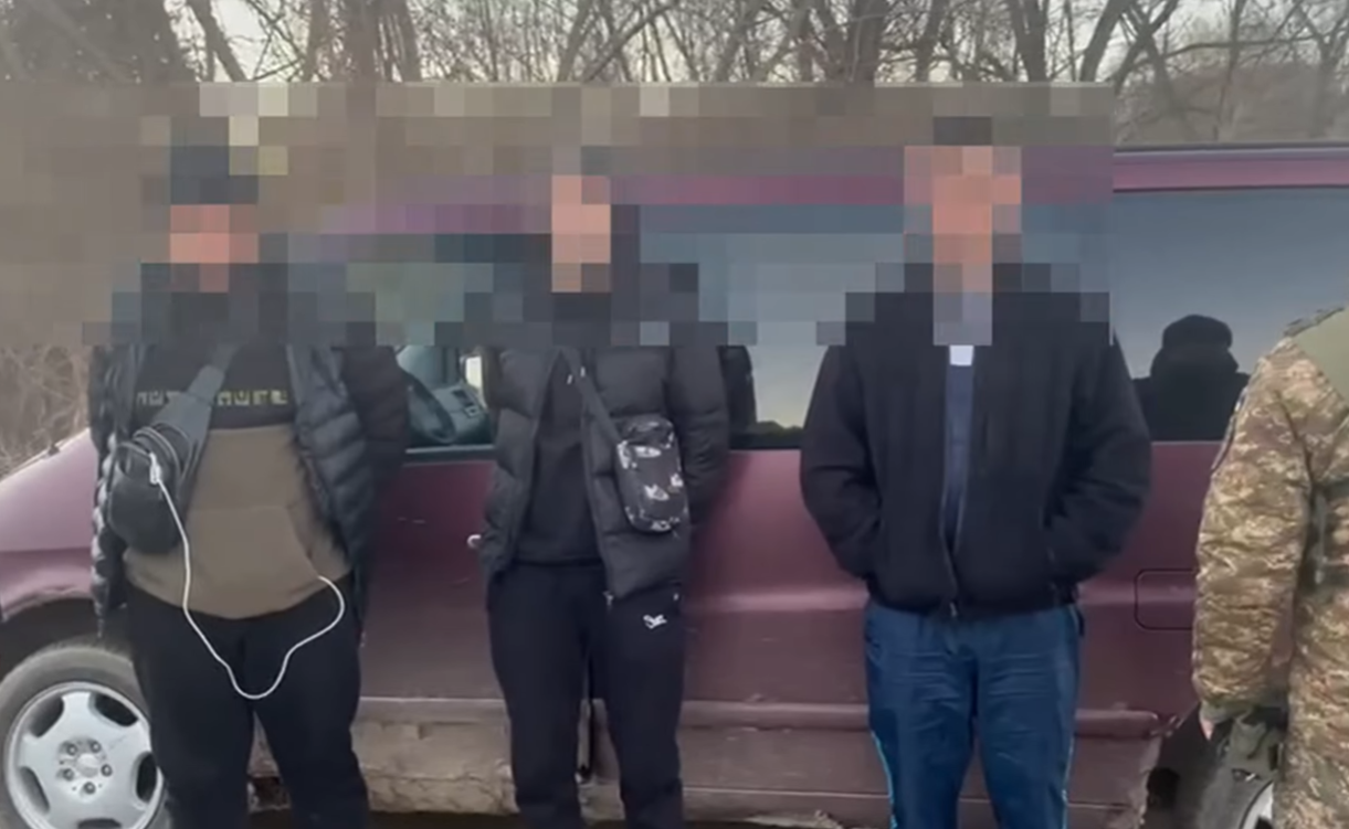 Схема за 8 тисяч євро: як на кордоні з Румунією зупинили "ухилянтів" із таємною картою (ВІДЕО)