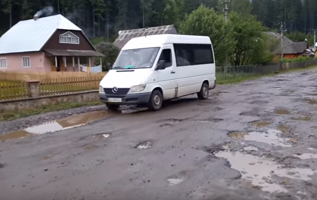 В сети показали ужасную дорогу на туристическую изюминку края - Синевир / ВИДЕО