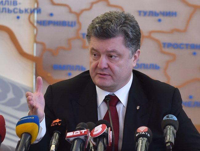 Порошенко назвав "фейковим" відведення техніки сепаратистами