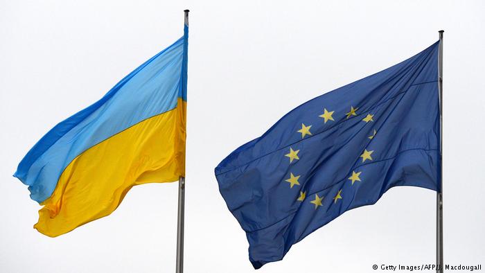 Законопроект Порошенка про закріплення в Конституції України стратегічного курсу на членство у ЄС і НАТО в Брюсселі не викликав значного ентузіазму навіть серед прихильників євроінтеграції України.
