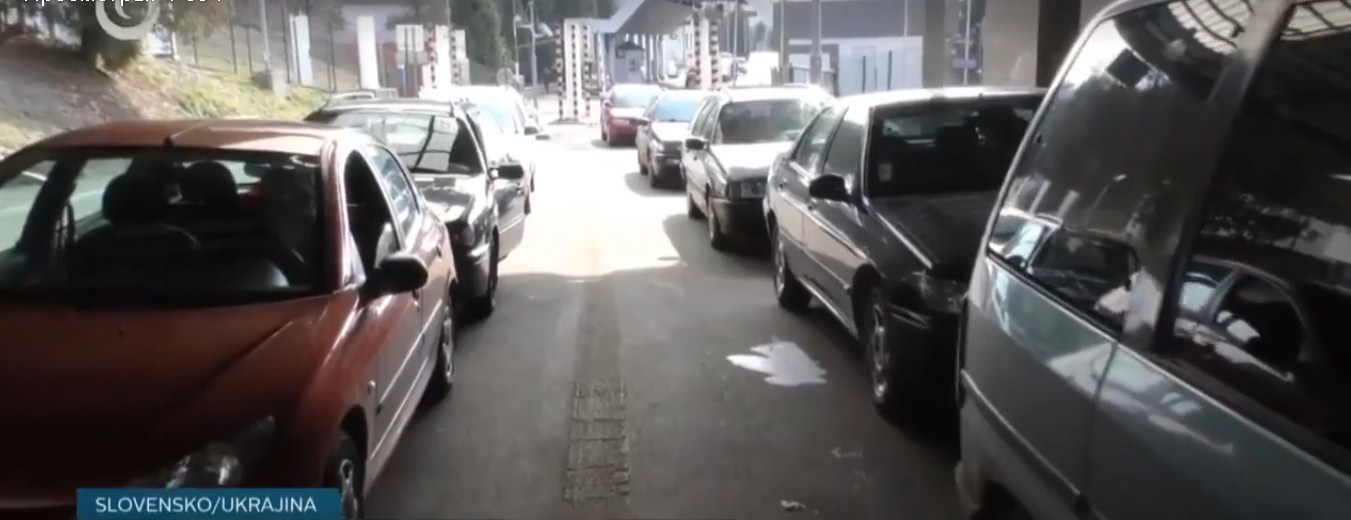 На большинстве пунктов пропуска в Закарпатской области фиксировались очереди автомобилей.