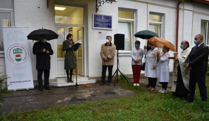 За сприянння угорського уряду 2 жовтня відреконструйовані лікувальні заклади відкрили у В.Бакті, Варах та Бадалові.