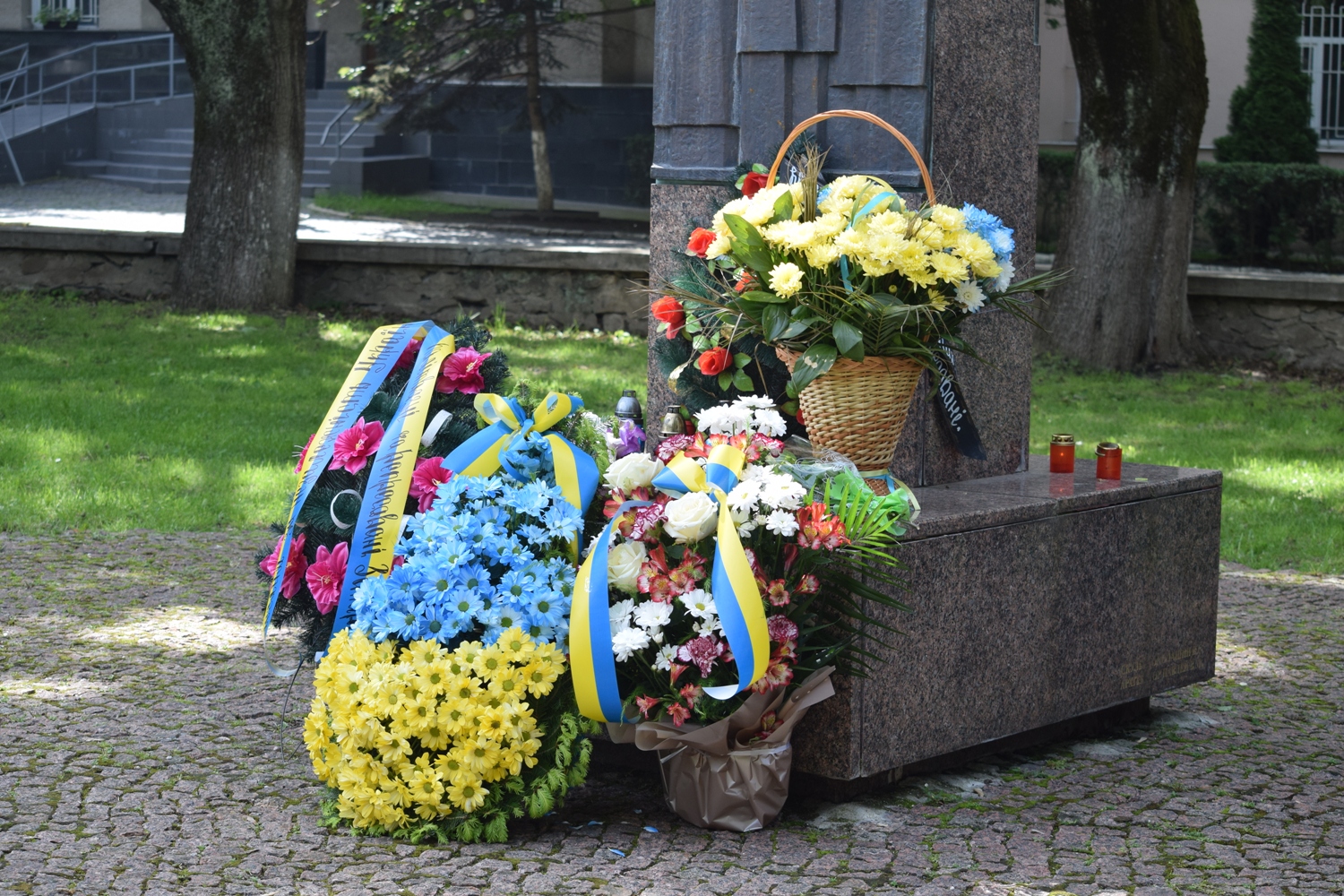 Меморіальне зібрання та покладання квітів до пам’ятника жертвам політичних репресій відбулося в Ужгороді, у сквері Героїв Майдану. 