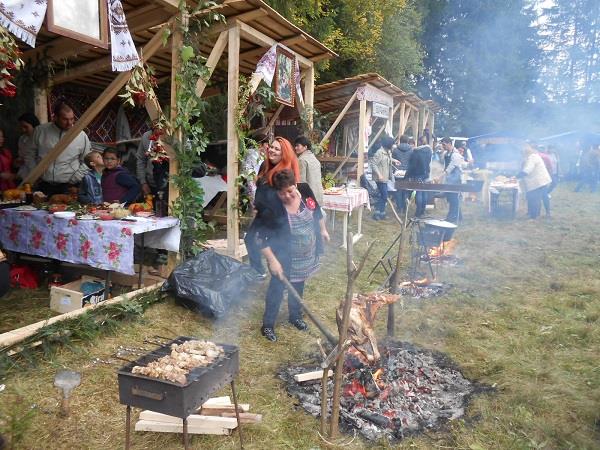 В последнее воскресенье месяца, в одном из самых невероятных сел Украины - Лазещине, что на высокогорной Раховщине, прошел карпатский кулинарный этно-фестиваль по приготовлению баранины на открытом огне.