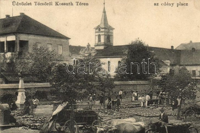 На этой фотографии с почтовой открытки начала ХХ века изображен гончарный базар в Тячеве, где местные селяне покупали глиняные горшки для приготовления пищи.