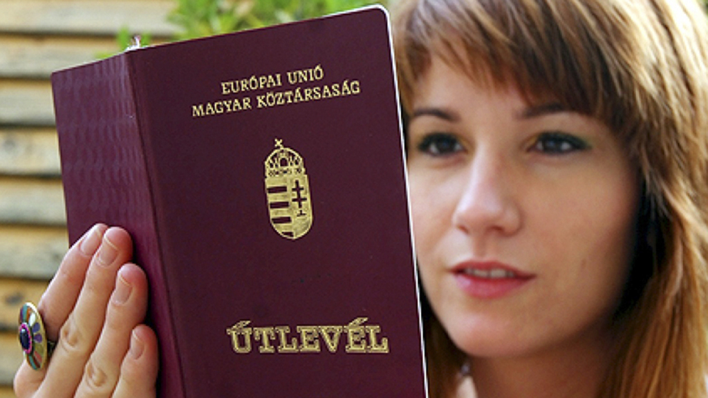 Міністр закордонних справ Угорщини Петер Сіярто переконаний, що видача угорських паспортів громадянам України не суперечить українським законам.