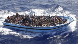 В течение 2 и 3 мая итальянская береговая охрана спасла 3960 мигрантов у побережья Ливии. Эти люди плыли на лодках из Африки в Италию.