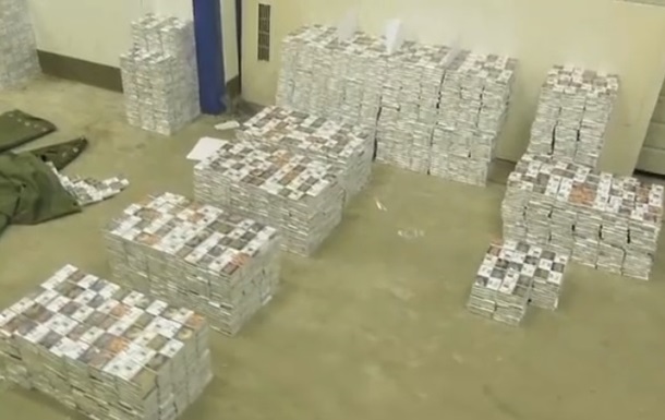 Закарпатські митники знову "прогавили" фуру, запаковану контрабандними сигаретами на 88 000 000 форинтів (ВІДЕО)