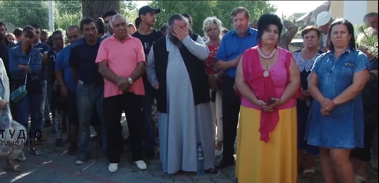 На Мукачівщині у селі Ракошино відбулися сільські збори-перемовини на яких обговорювали питання щодо місцевих ромів.