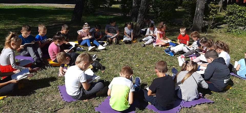Як розповіли в пресслужбі Мукачівської міської ради у фейсбук, учні місцевих шкіл проводять значну частину занять на відкритому просторі. 


