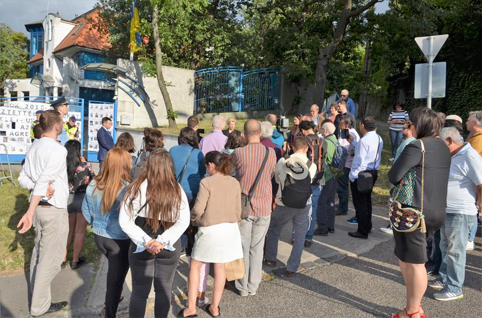 Під посольством України в Будапешті вшанували жертву ромського погрому у Львові