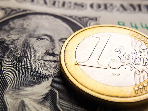 Доллар, евро и российский рубль подорожали.