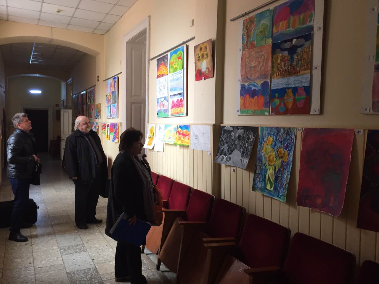 У галереї Ужгородської дитячої школи мистецтв уже другий тиждень триває виставка-конкурс художніх творів учнів образотворчого відділу школи. 