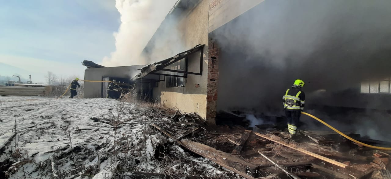 В Раховском районе продолжается ликвидация пожара на территории деревообрабатывающих предприятий.