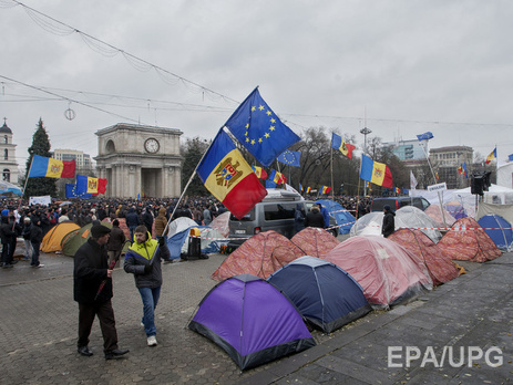 Среди главных требований протестующих - отставка министра внутренних дел Молдовы Олега Балана, а также провозглашение всенародных выборов президента.