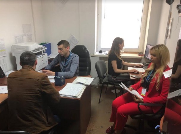 Працівниками Головного управління ДМС Закарпаття в Ужгороді було виявлено іноземця з документом, що посвідчує особу, а саме паспортом громадянина Вірменії. 
