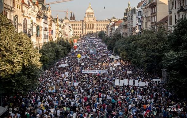 За інформацією організаторів, протестувати проти міністра юстиції Марії Бенешової вийшли близько 120 тисяч осіб.

