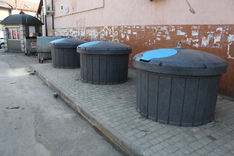 В місті впроваджують новітні технології зі збору сміття.