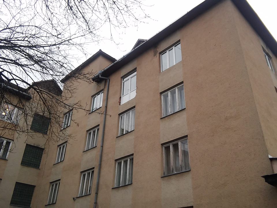 Як повідомив мукачівець Юрій Кравчук, на четвертому поверсі будівлі Мукачівської обласної дитячої лікарні замість вікна встановили двері.