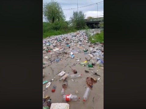 Шокуючу картину з відходами пластику у водах річки вдалось зняти на відео.