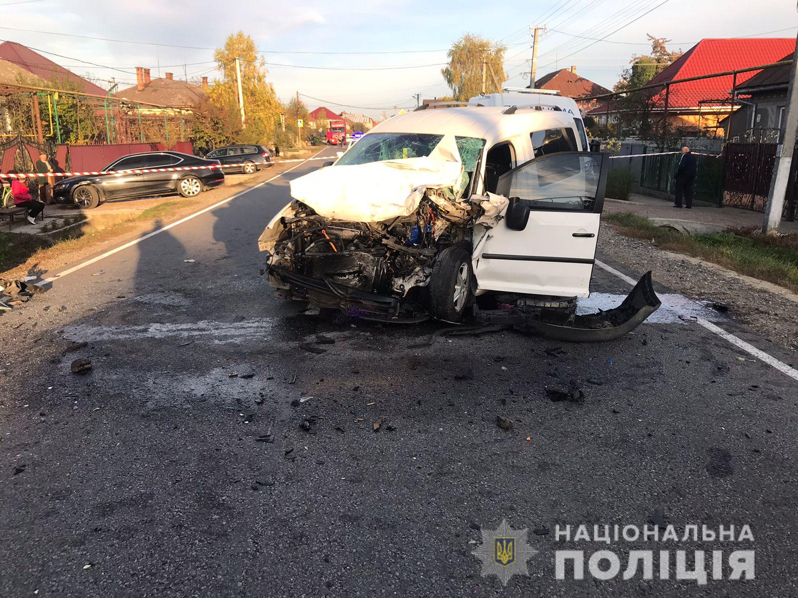 Слідчі поліції Мукачівщини відкрили кримінальне провадження за фактом ДТП, у якій загинув водій автомобіля «Volkswagen Caddy», а водій та малолітні пасажири з іншого авто отримали тілесні ушкодження.