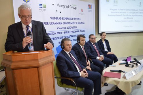 Держсекретар закордонних справ Угорщини Іштван Мікола на роуд-шоу у Вінниці заявив про те, що країни повинні в першу чергу надати допомогу малому та середньому бізнесу України.