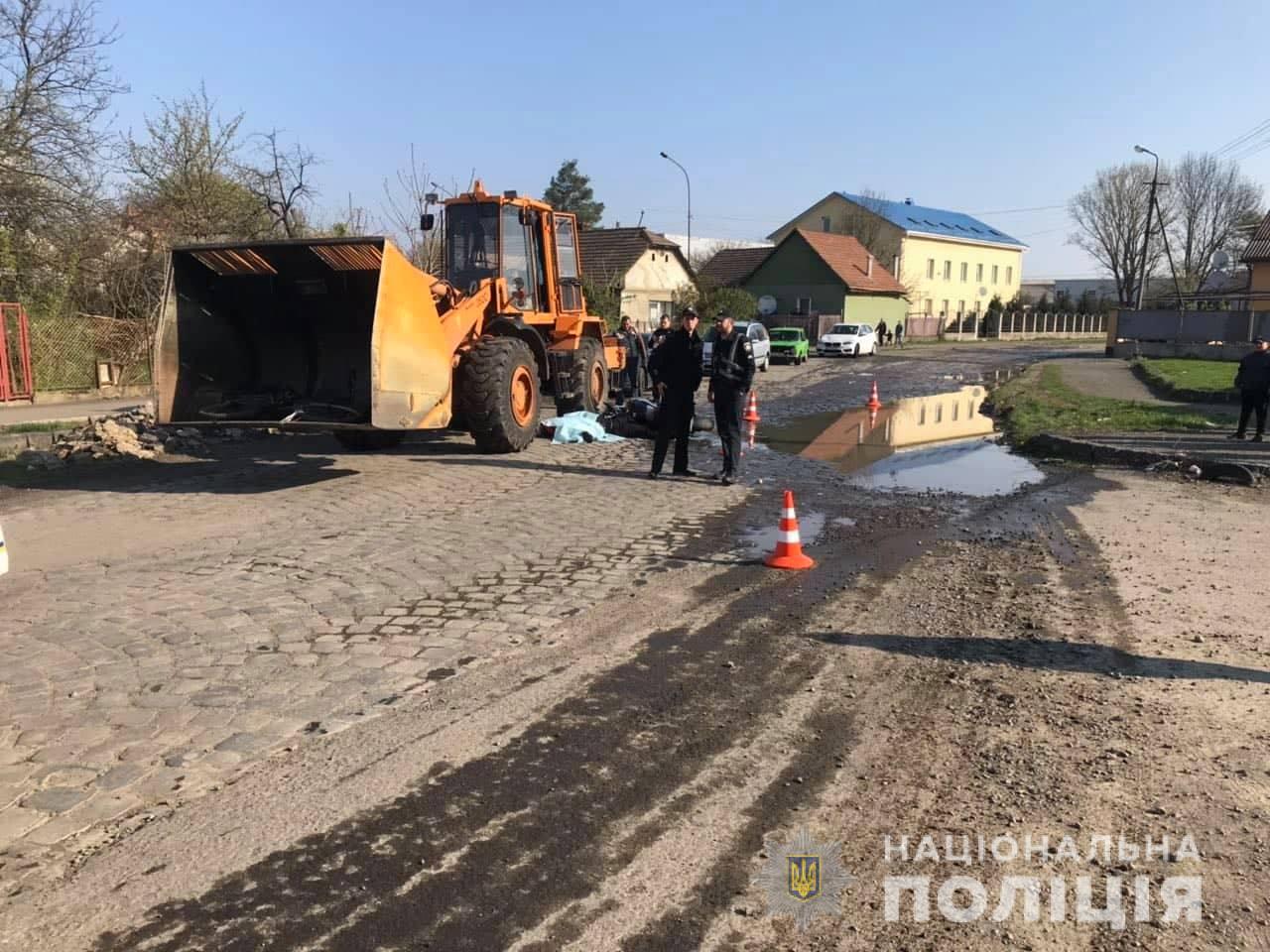 Вчора, 8 квітня, близько 9:20, до поліції надійшло повідомлення про те, що в місті Ужгород трактор здійснив наїзд на мотоцикліста.