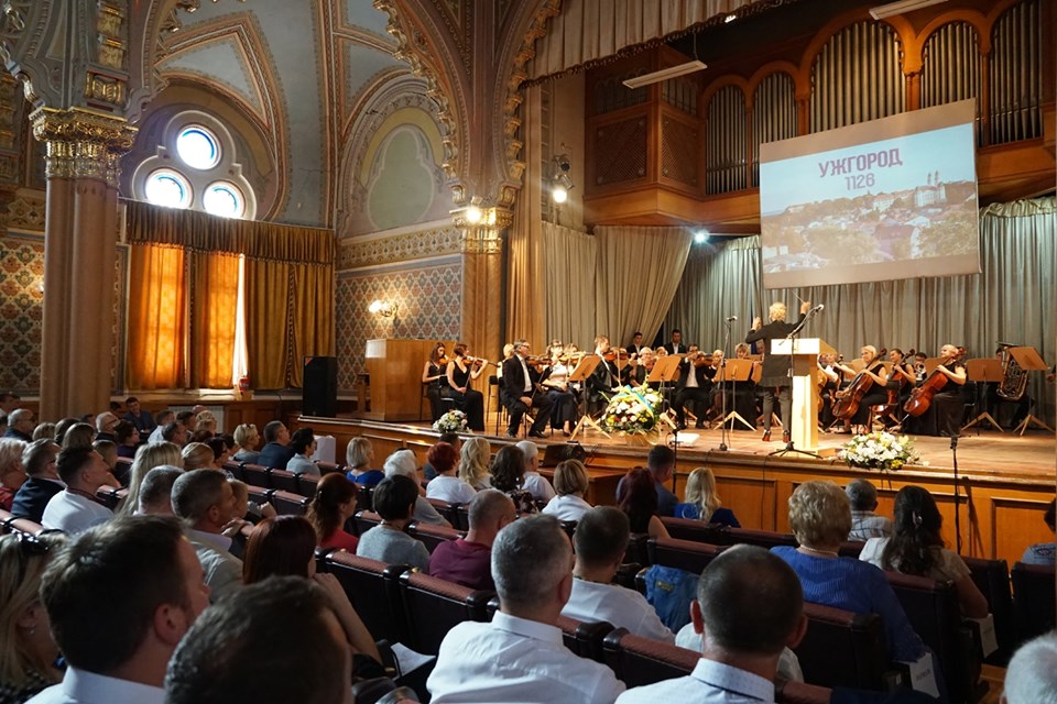Святкове віче з нагоди відзначення 1126-ї річниці Ужгорода відбулося сьогодні на сцені обласної філармонії.