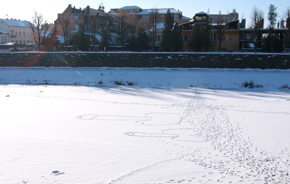 В мережі жартують над витівками невідомих, котрі витоптали написи на льоду річки Уж.