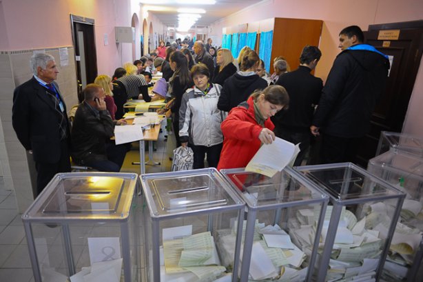 За останніми даними екзит-полів, в Ужгороді проголосувало близько 53-56% виборців. А от найбільша явка виборців була зафіксована у гірських районах області.