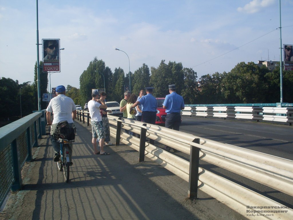 Сегодня, 28 августа, на ужгородском транспортном мосту произошло ДТП с участием сразу 3 автомобилей: двух иномарок КИА и ВАЗа.