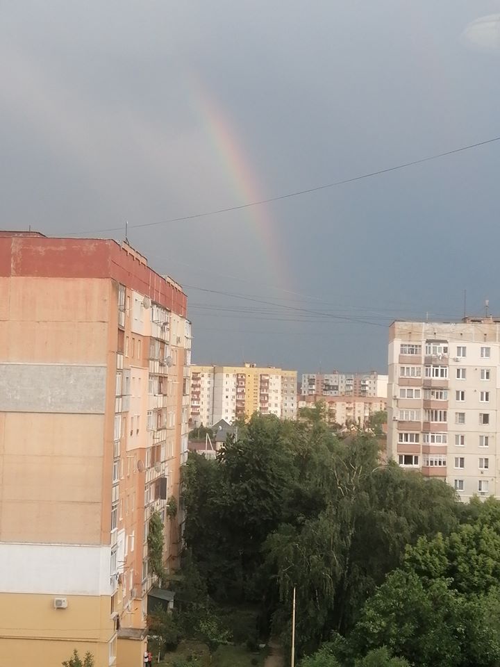 Користувачі ФБ з Ужгорода активно діляться світлинами веселки, що вже вдруге за сьогодні з’явилася в небі над містом.