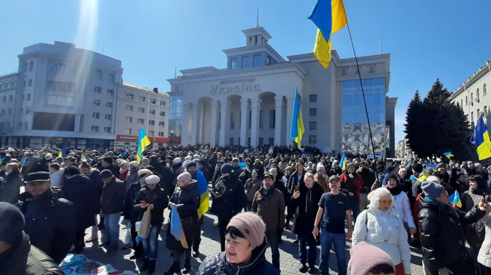 В Херсоне во время мирного митинга оккупанты открыли огонь