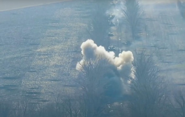 Бойцы 54-й бригады опубликовали видео уничтожения вражеской танковой колонны в Донецкой области.