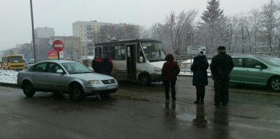 Перший день зими приніс в Ужгород довгоочікуваний сніг. Однак втіха для дітей обернулась серйозним випробуванням для водіїв - на дорозі міста зафіксовано чергову ДТП.