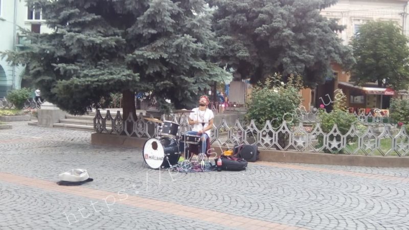 Вуличний музикант влаштував імпровізований концерт на ударних.