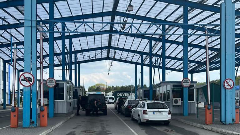За добу 19 травня західні кордони України з ЄС та Молдовою перетнули майже 77 тисяч осіб та понад 20 тисяч транспортних засобів.

