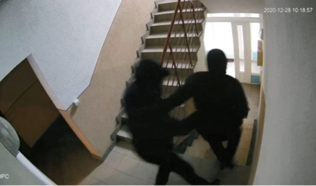  В Мукачево камеры видеонаблюдения зафиксировали, как два вора 